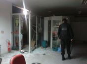 Assaltantes de banco atiram contra delegacia após explodir agência
