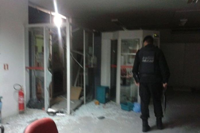Assaltantes de banco atiram contra delegacia após explodir agência