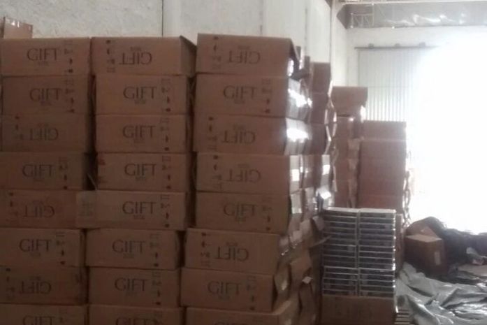 Dois homens são presos com cerca de 500 caixas de cigarros contrabandeados