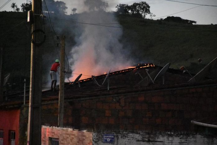Incêndio atinge casa de fabricação clandestina de fogos em São José da Laje
