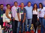 Henrique Vilela (camisa azul clara) entre sua equipe da Educação nesta terça-feira em Maceió, durante solenidade de assinatura do Termo Pactuação 2019 do Programa Escola 10, junto com o governo do Estado.