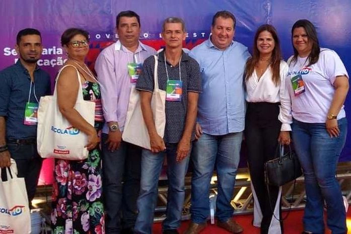Henrique Vilela (camisa azul clara) entre sua equipe da Educação nesta terça-feira em Maceió, durante solenidade de assinatura do Termo Pactuação 2019 do Programa Escola 10, junto com o governo do Estado.