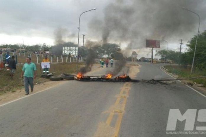 Moradores fecham rodovia federal para cobrar construção de lombadas em Inhapi