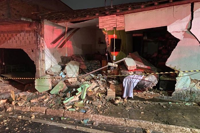 Trator invade residência e deixa um morto e três feridos, no interior de AL
