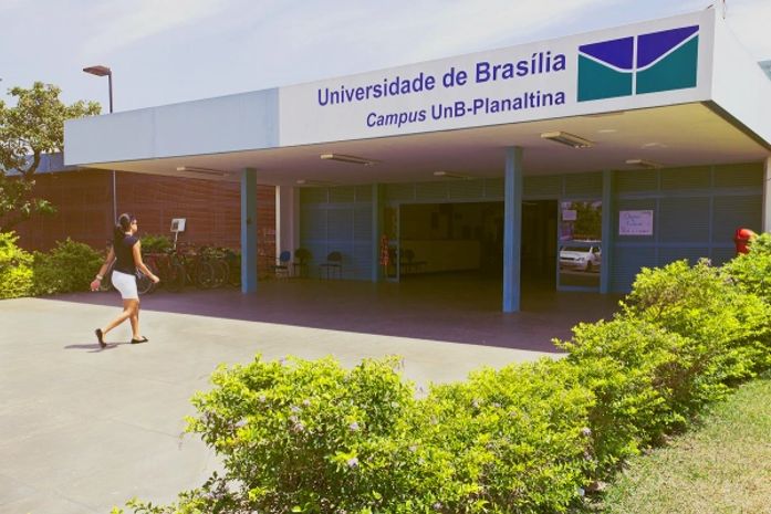 Aos 21 anos, aluno da Universidade de Brasília, comete suicídio na Biblioteca.