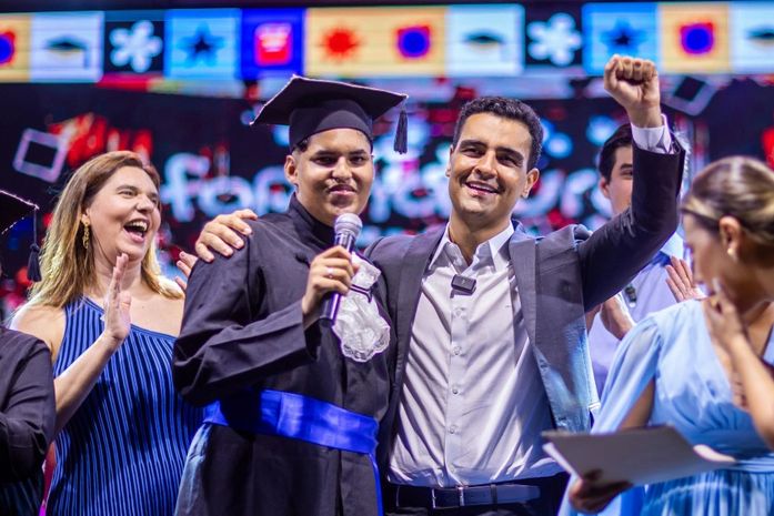 Prefeito JHC participa do último dia de formatura unificada: "Acreditem nos seus sonhos"