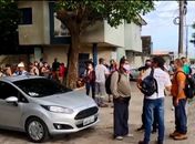 Moradores de bairros atingidos por rachaduras realizam protesto em frente à sede da Braskem