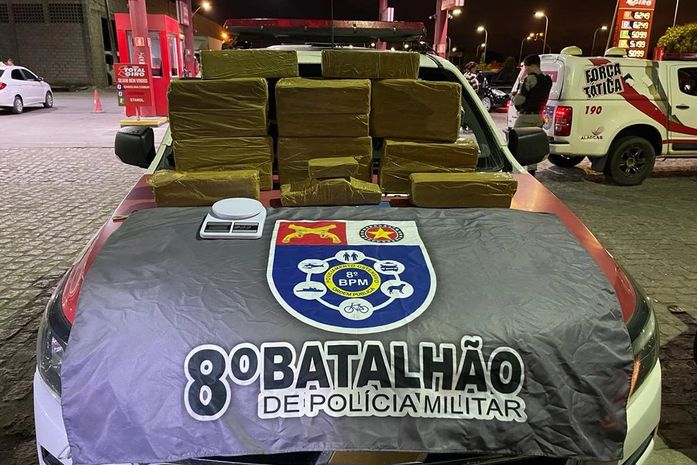 Polícia flagra suspeitos de tráficos repassando 24 kg de maconha em posto de combustíveis