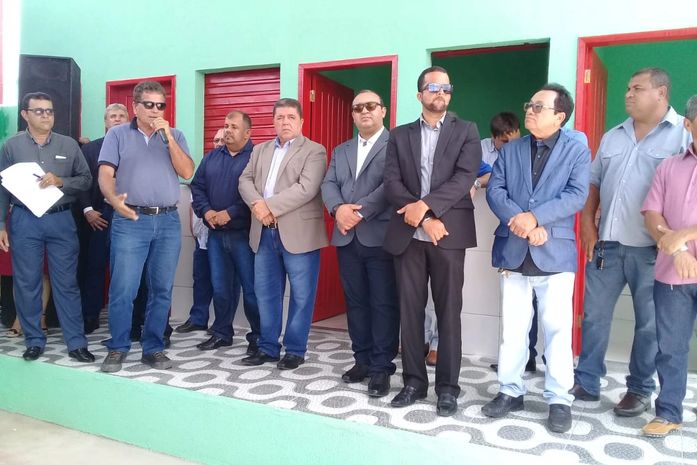 Na inauguração do Terminal Rodoviário, Bira, presidente do Sintáxis /AL enaltece prefeito Adriano (centro de blazer marrom), assim como os demais vereadores presentes