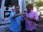 Prefeito Sérgio Reis recebe dois automóveis para o município de P. Real do Colégio