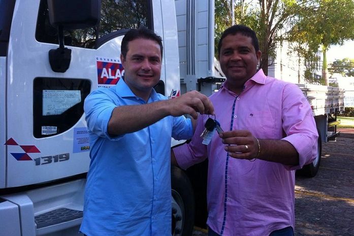 Prefeito Sérgio Reis recebe dois automóveis para o município de P. Real do Colégio