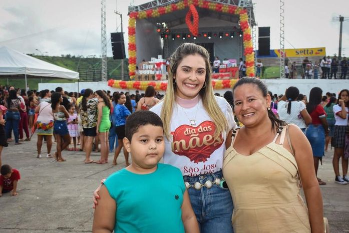 Prefeita Angela Vanessa entrega centenas de prêmios na festa do dia das Mães