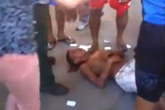 Suspeito de assalto é espancado na Pajuçara (Foto: Reprodução)