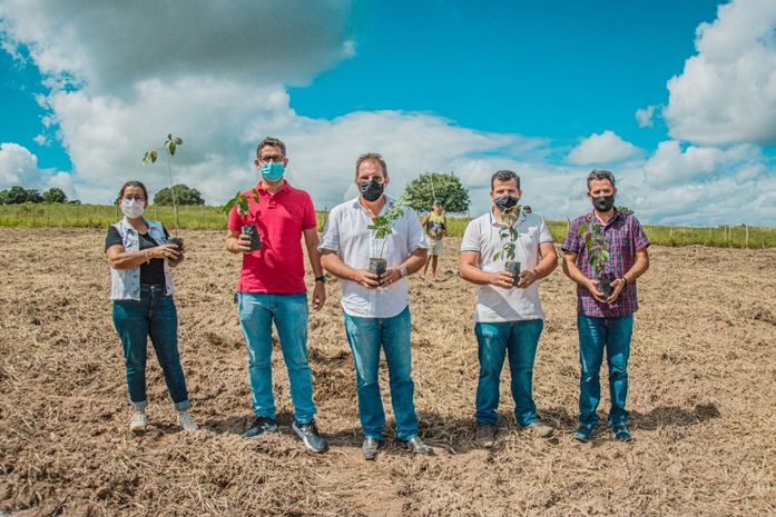 Conagreste realiza ação de arborização na Estação de Transbordo de Resíduos em Girau do Ponciano