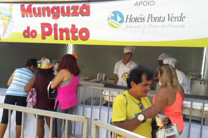 Ao som de frevo, Mugunzá do Pinto agita a orla de Ponta Verde