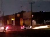 Motorista bate em poste, provoca explosão e deixa região sem energia na Avenida Menino Marcelo