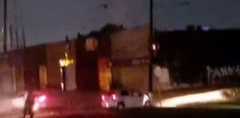 Motorista bate em poste, provoca explosão e deixa região sem energia na Avenida Menino Marcelo