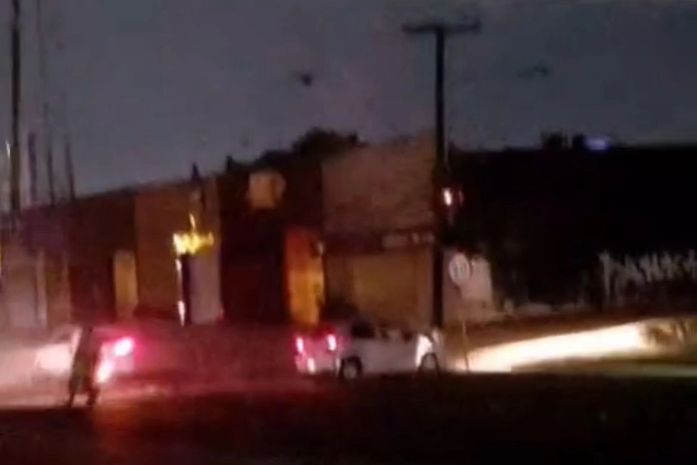 Motorista bate em poste, provoca explosão e deixa região sem energia na Avenida Menino Marcelo