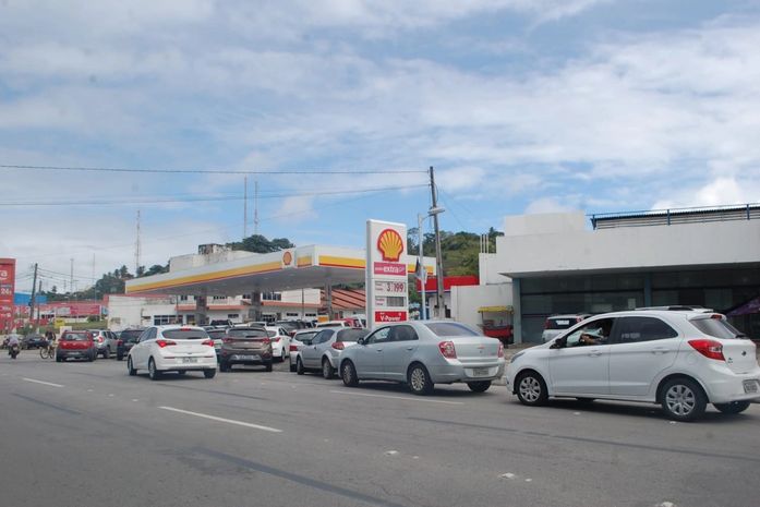 Procura por combustível gera filas quilométricas e preços abusivos em postos de Maceió