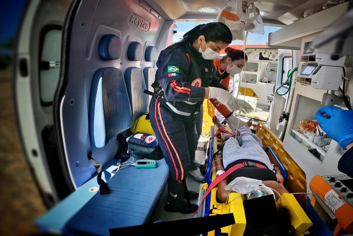 Adolescente de 15 anos fica gravemente ferida após colisão entre carro e moto na AL-101 Norte