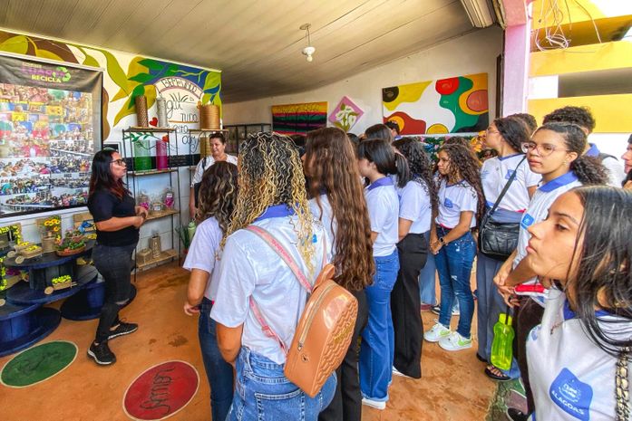 Estudantes aprendem sobre arte e sustentabilidade durante visita à ateliê de reciclagem em Girau do Ponciano