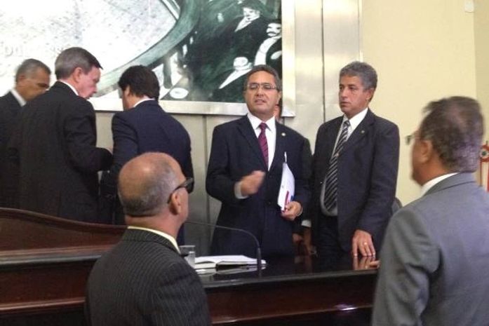 Deputados conversaram após encerramento da sessão