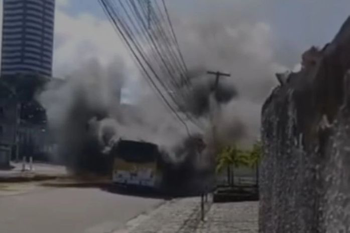 Ônibus do transporte público de Maceió incendeia no Poço