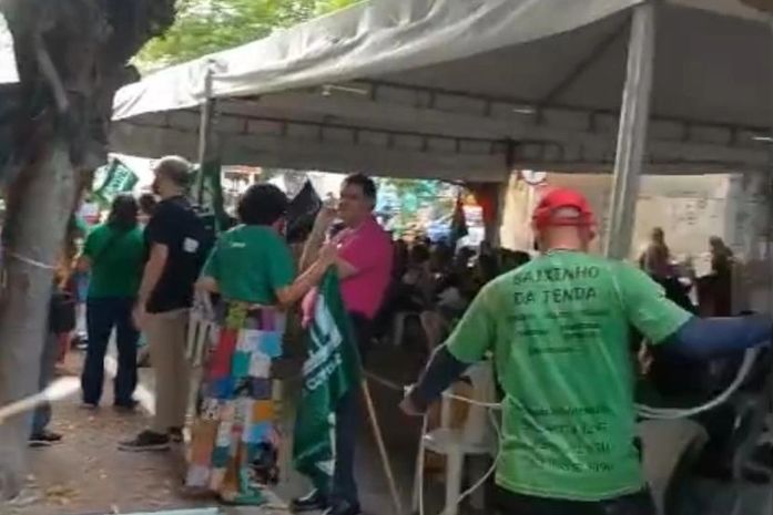 VÍDEO: Professores de Maceió intensificam mobilização de greve na porta da Prefeitura querendo ver a cara de JHC