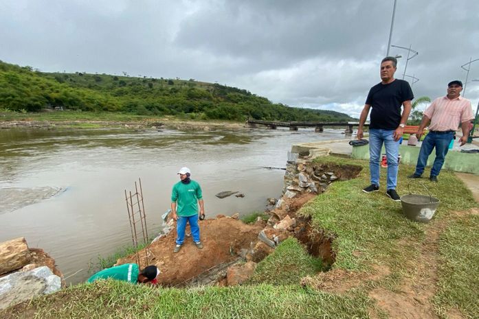 Prefeito de Branquinha acompanha obras de reconstrução da orla após enchente