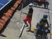 Idosa cai no chão durante assalto no conjunto Santo Eduardo, em Maceió 