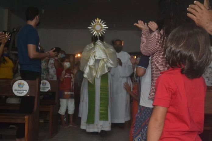 Fiéis celebram dia de São Pedro com procissão luminosa, em Maceió