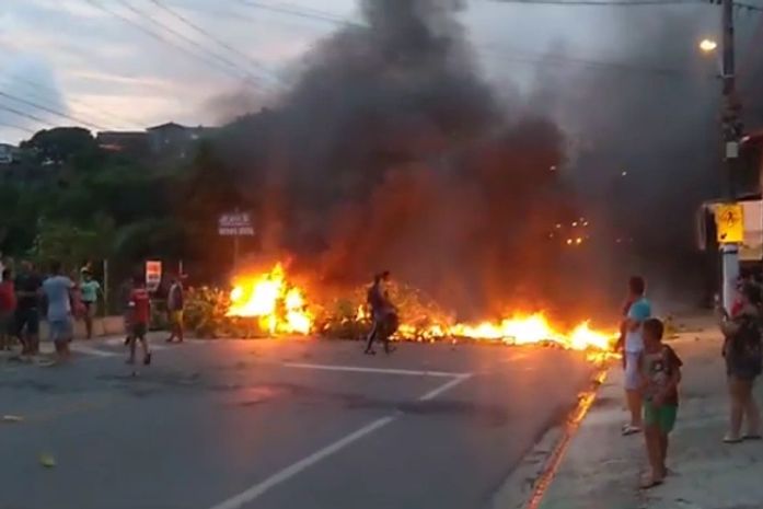 Moradores atearam fogo em galhos e pneus que bloqueavam os dois sentidos da via.