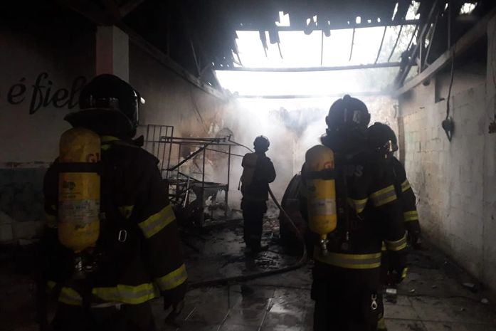Incêndio de grande proporção atinge lavo jato em Rio Largo 
