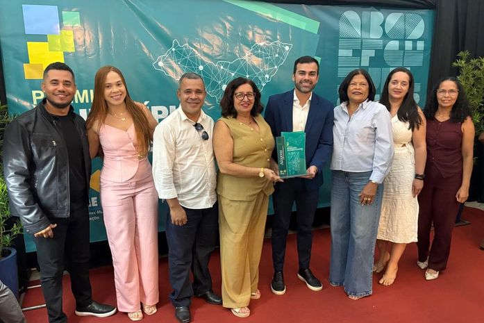 Matriz de Camaragibe marca presença no I Seminário Estadual de Alfabetização e recebe Prêmio Município Alfabetizador 2025