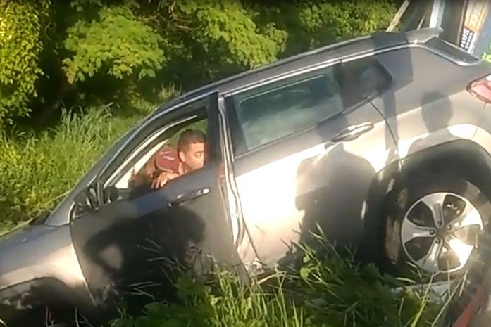 Jeep caiu em barranco