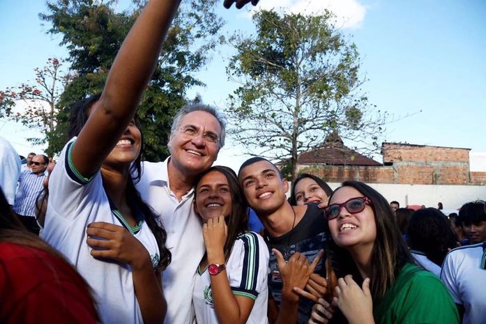 Senador Renan Calheiros em 'selfie" com jovens no interior de Alagoas