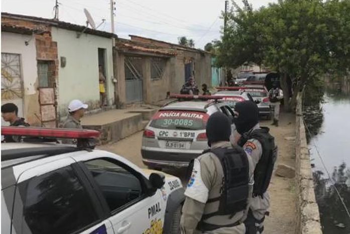 Polícia no bairro do Vergel do Lago, em Maceió