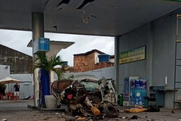 Vídeo: veículo explode em posto de gasolina no bairro de Cruz das Almas