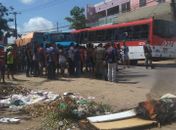 Populares interditam via para protestar após assalto a creche no Benedito Bentes II