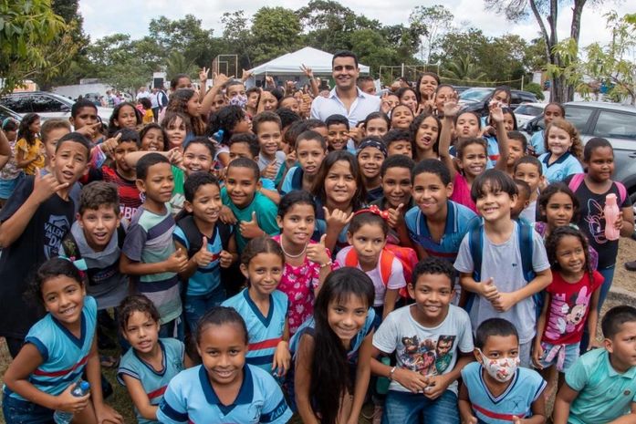 Prefeito JHC autoriza construção de ginásios poliesportivos para beneficiar alunos no Tabuleiro e Clima Bom