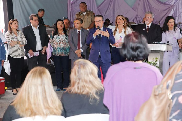 Juiz José Miranda discursa na abertura do Agosto Lilás.