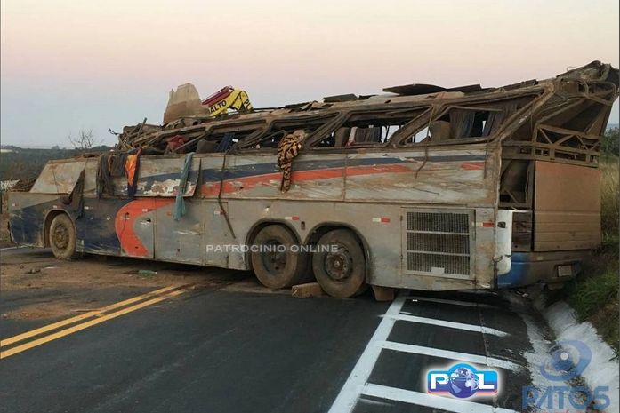 Ônibus que saiu de Arapiraca capota em rodovia de Minas e deixa mortos e feridos