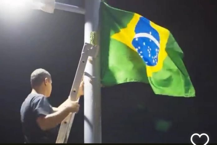 Às vésperas do 7 de setembro, orla de Maceió é “tomada” por centenas de bandeiras do Brasil