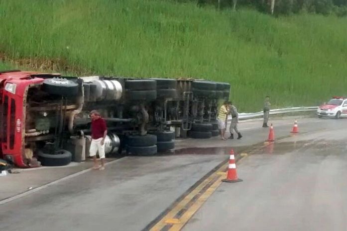 Carreta tombou na manhã desta terça-feira (27)