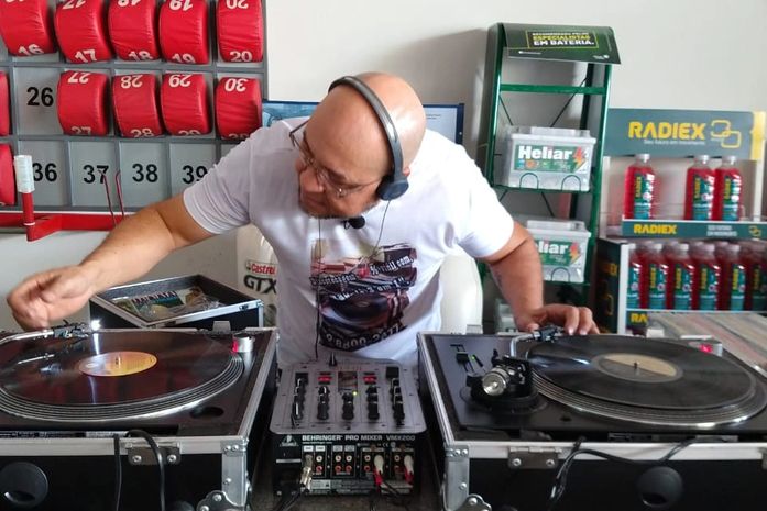 Festa Anos 80 terá discotecagem 100% vinil com Radiola 3 x 1