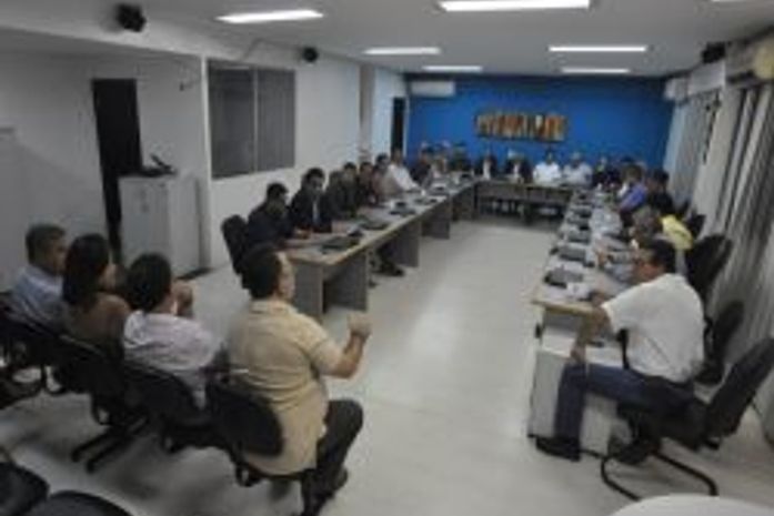 Prefeituras podem publicar decreto de urgência para comprar combustível