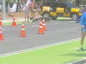 Vídeo: revoltado após apreensão de moto, motociclista destrói o veículo na Rua Fechada

