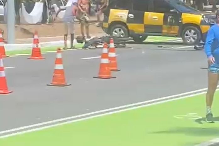 Vídeo: revoltado após apreensão de moto, motociclista destrói o veículo na Rua Fechada