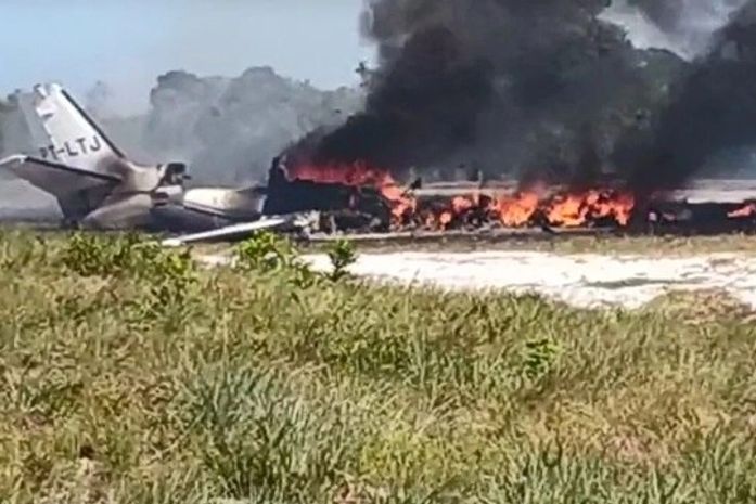 Avião explodiu após a queda