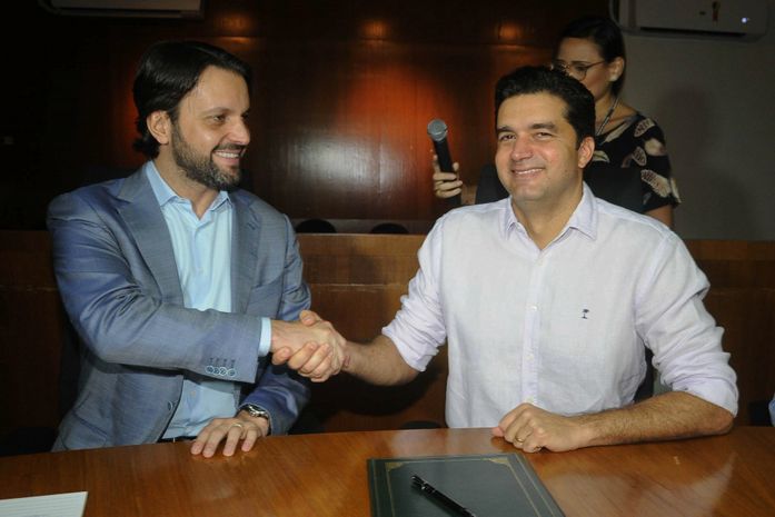 Ministro das Cidades, Alexandre Baldy, e Rui Palmeira: contrato assinado para novas casas populares em Maceió
